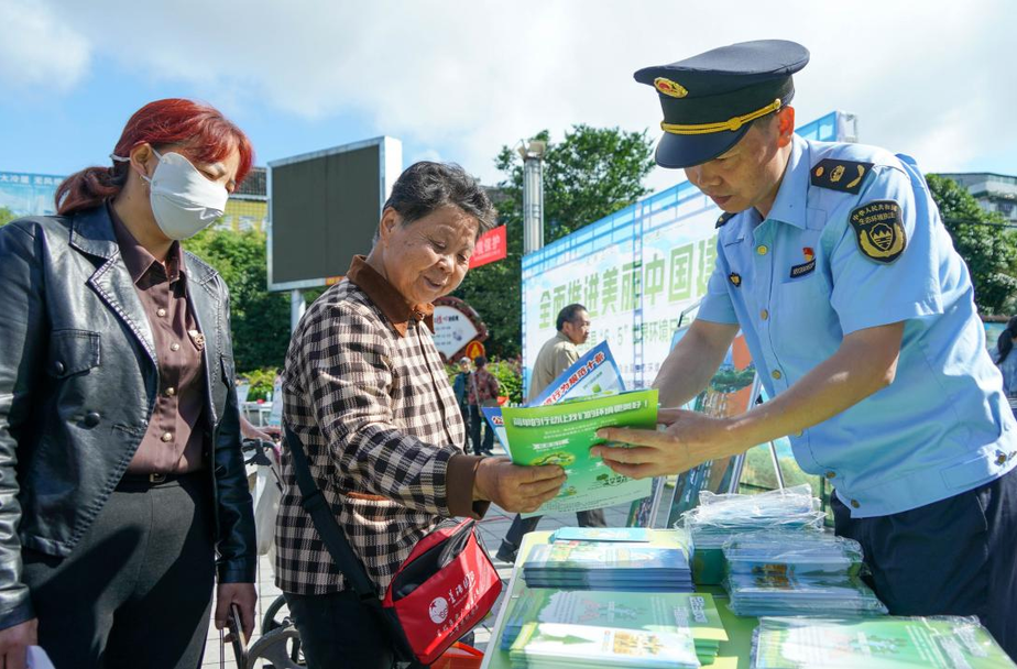 芷江开展六五世界环境日集中宣传活动