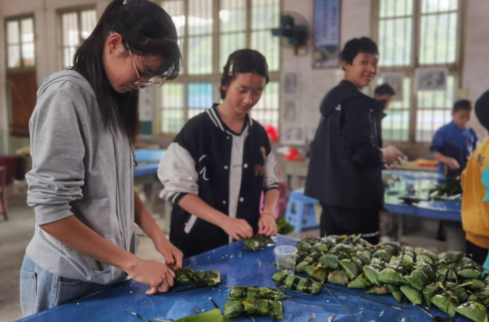 冷水溪乡中学开展包粽子活动