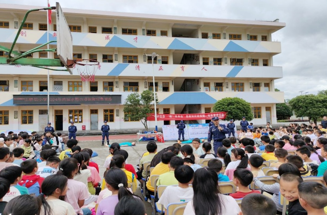 芷江飞虎救援队开展“送应急救援知识进校园”活动