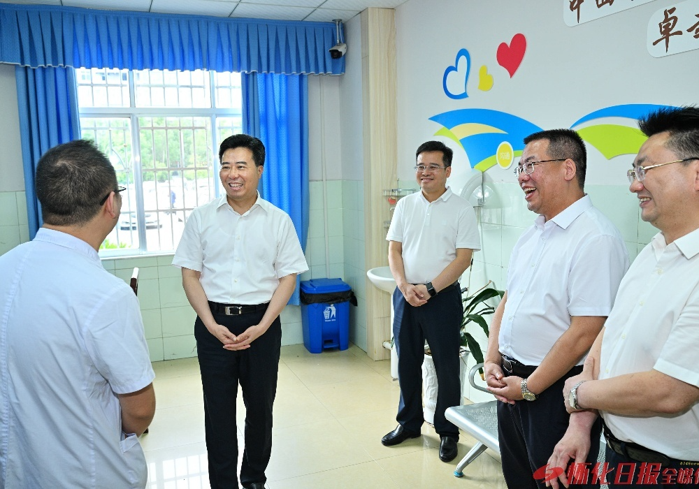 黎春秋调研区域医疗中心建设