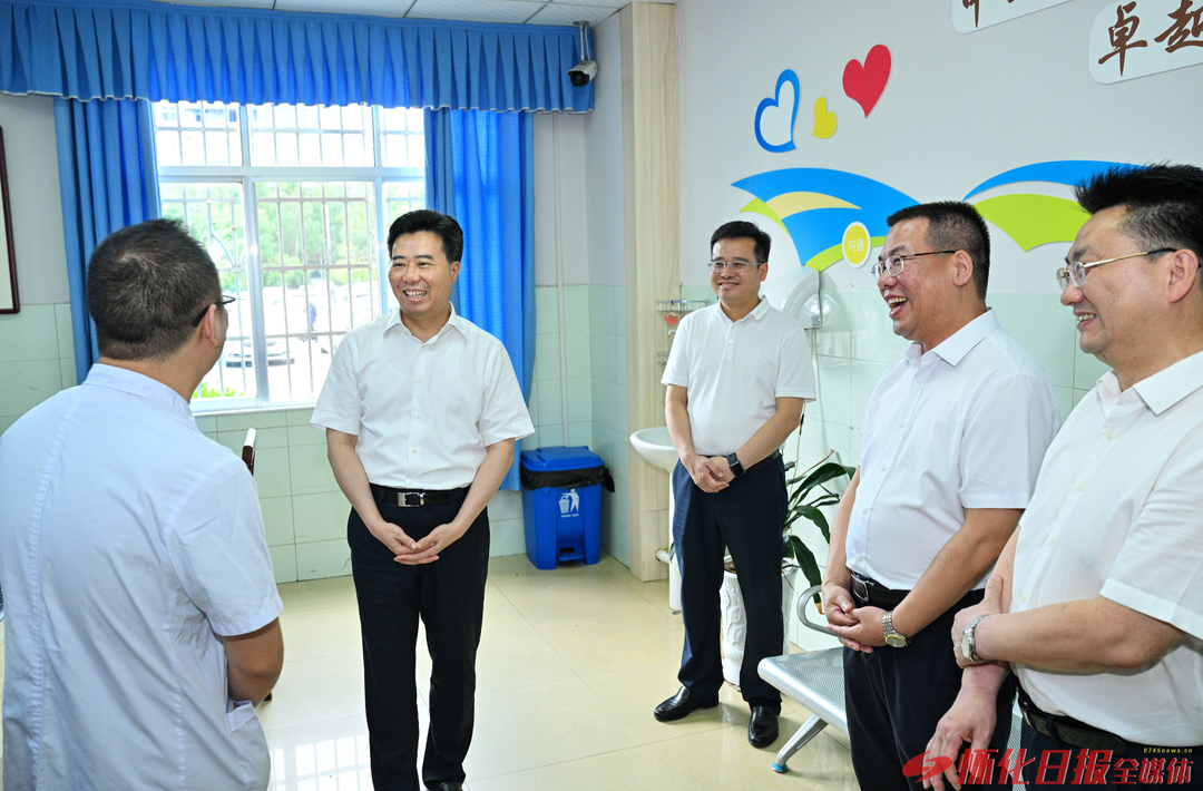 黎春秋调研区域医疗中心建设