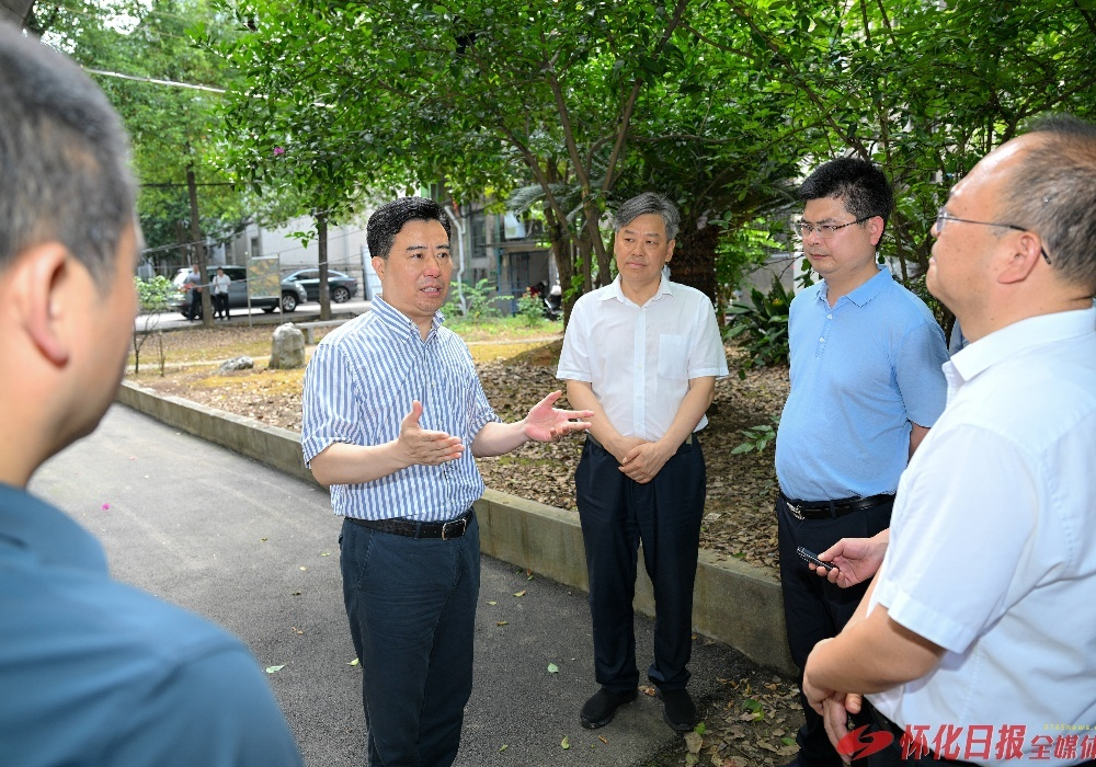 黎春秋调研城区无物业管理小区雨污分流改造情况