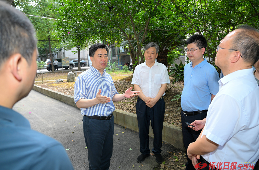 黎春秋调研城区无物业管理小区雨污分流改造情况