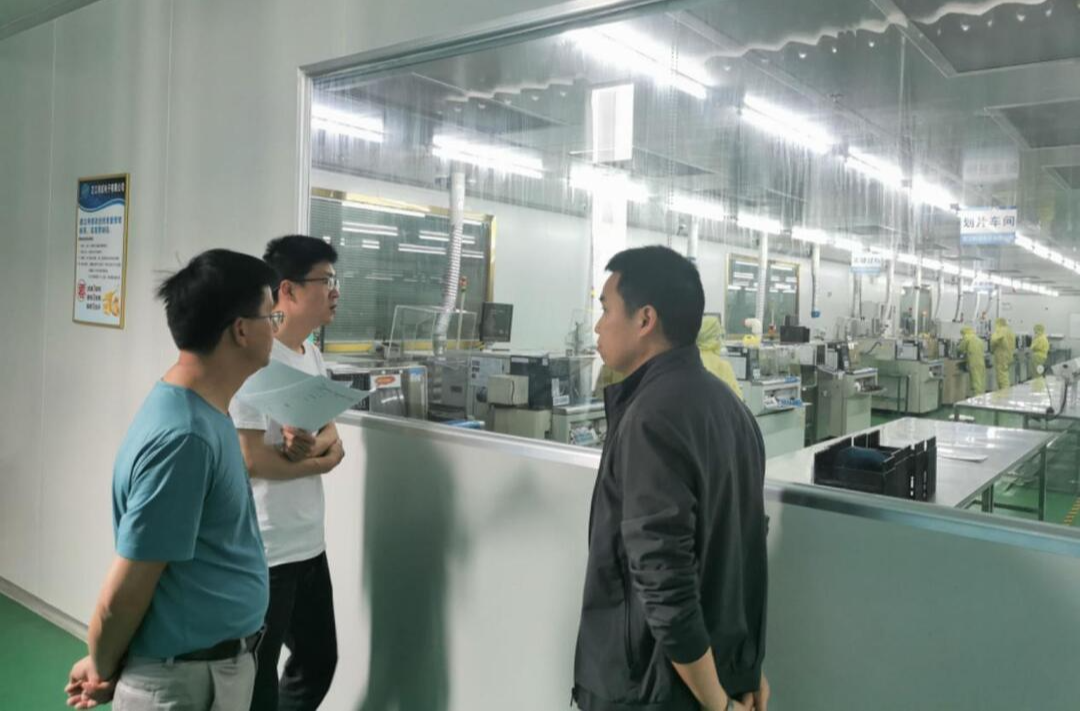 “八大行动”引领高质量发展丨芷江：县委政法委实地走访商户、企业宣讲惠企法律