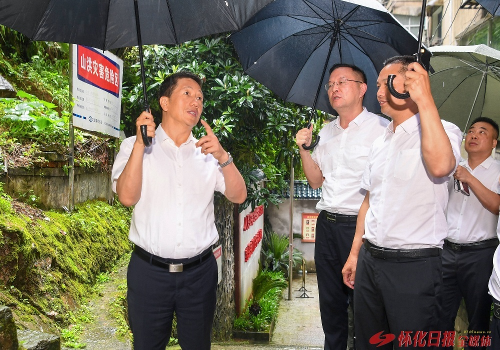 许忠建在洪江区和洪江市督导检查防汛减灾、河长制工作