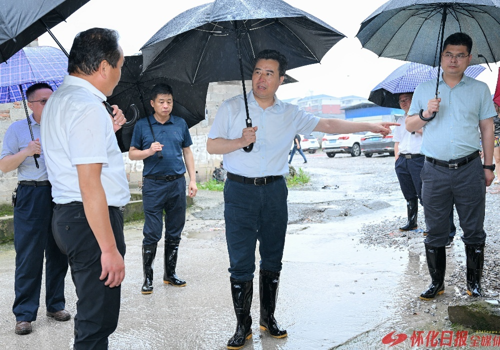 黎春秋在鹤城区暗访防汛安全隐患问题
