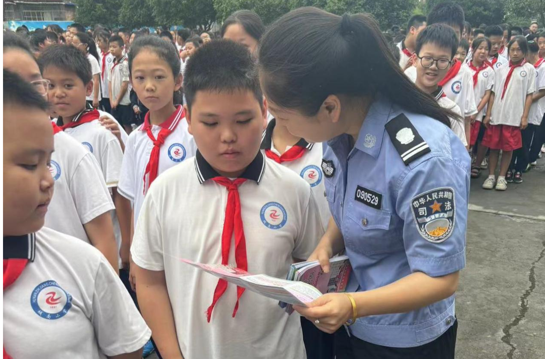 芷江司法局：护航花朵助成长，法治宣讲进校园