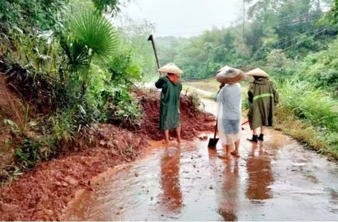 芷江镇：干群齐心清理路面塌方，确保群众、考生安全出行