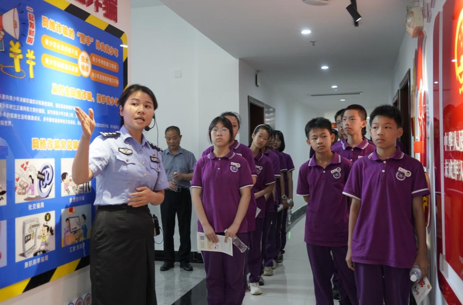 芷江关工委组织学生到芷江人民法院青少年法治教育基地观摩学习