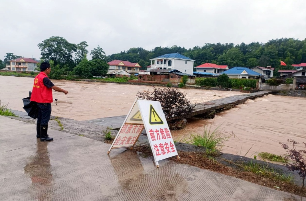 芷江镇：加强地质灾害点巡查 筑牢防汛安全屏障