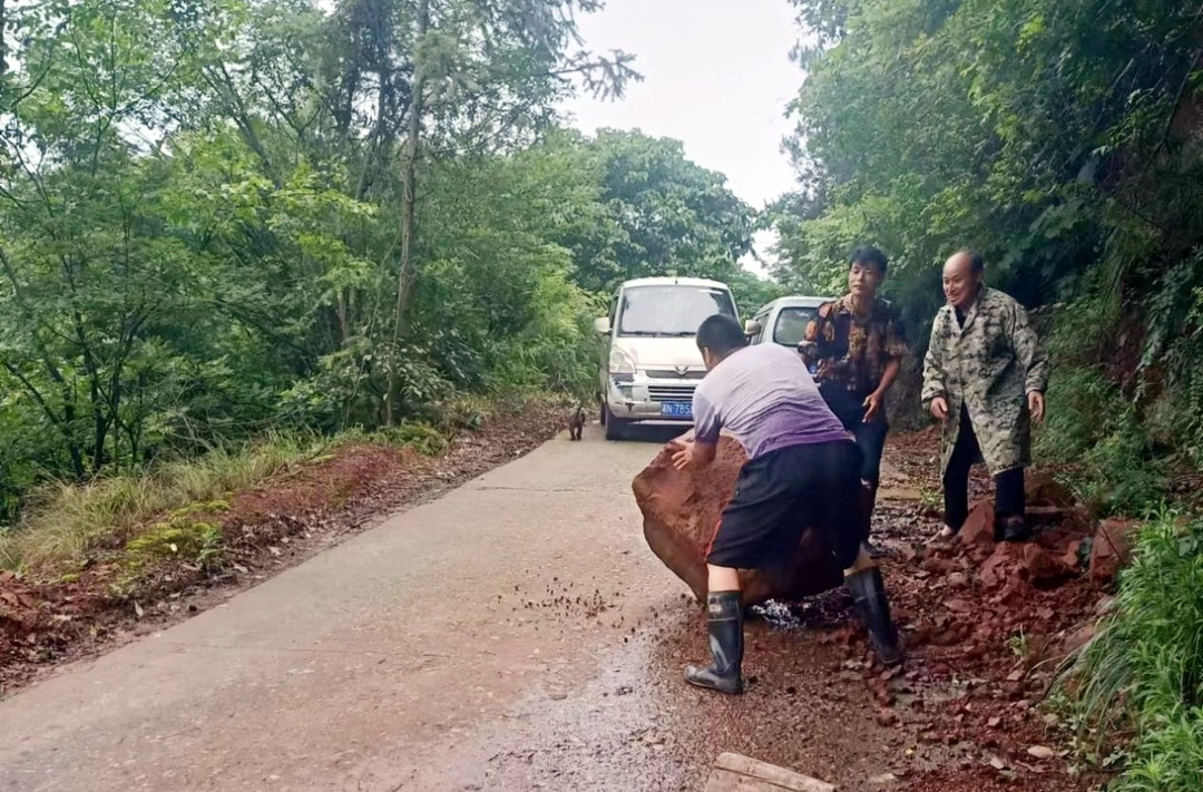 洞下场乡：齐心协力清路障 清理垮方保通畅