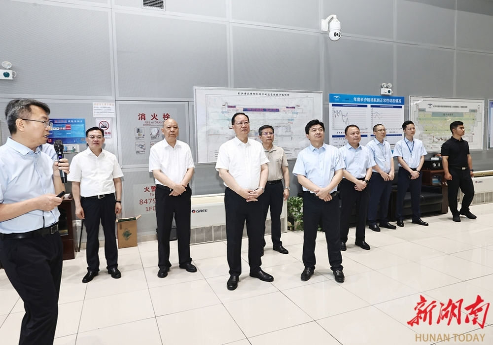毛伟明在省机场集团调研