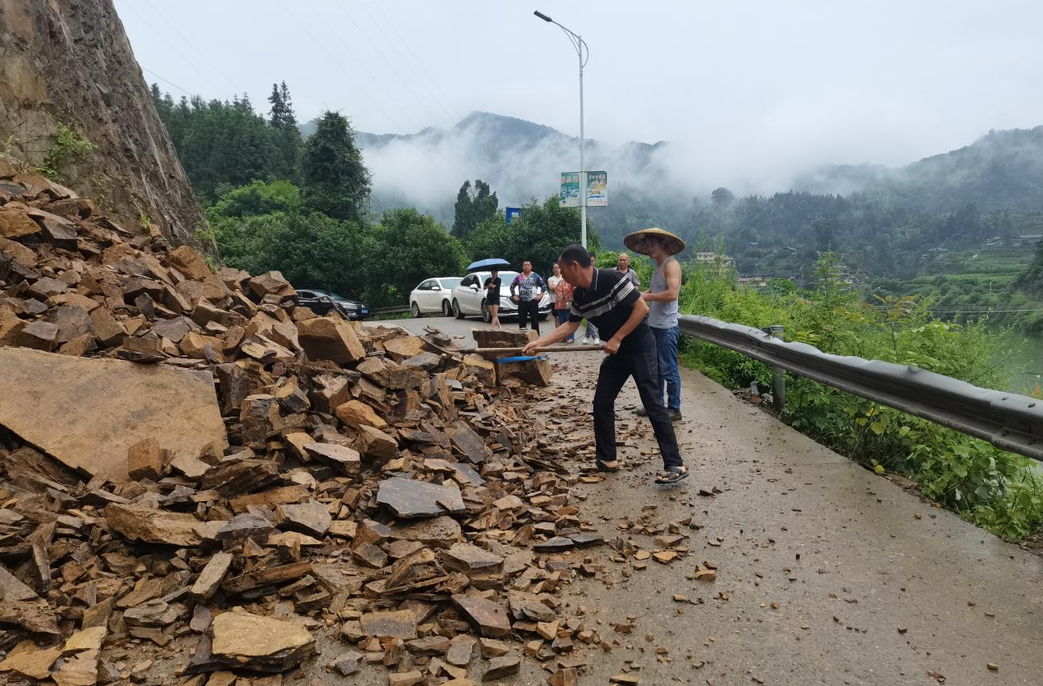 三道坑镇：干群合力，确保道路畅通