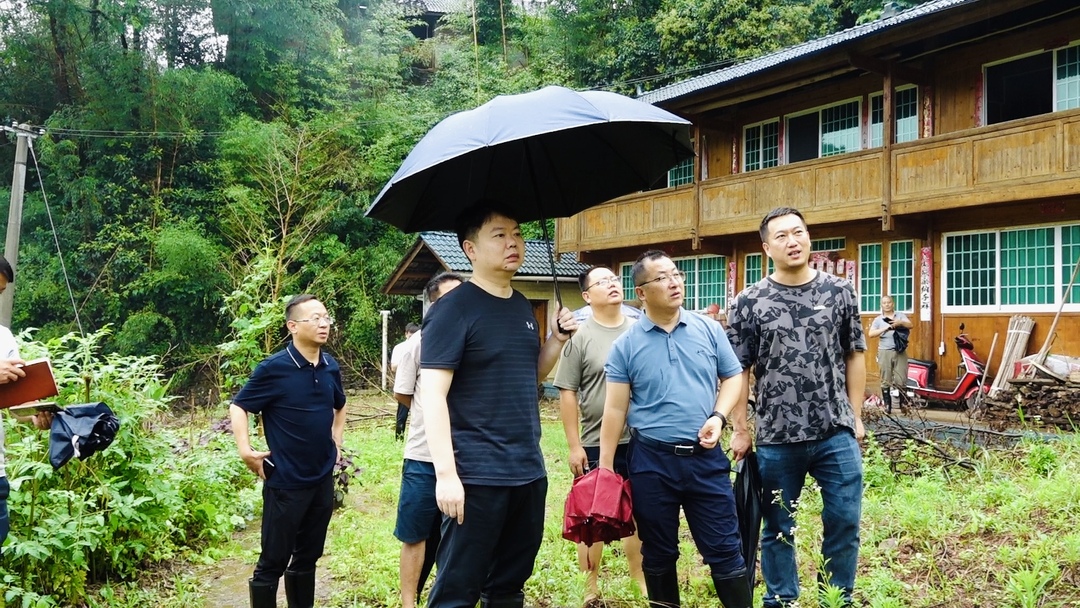 梁志平在晓坪乡、楠木坪镇督导防汛救灾工作时强调 强化值班值守 全面排查隐患 确保安全度汛