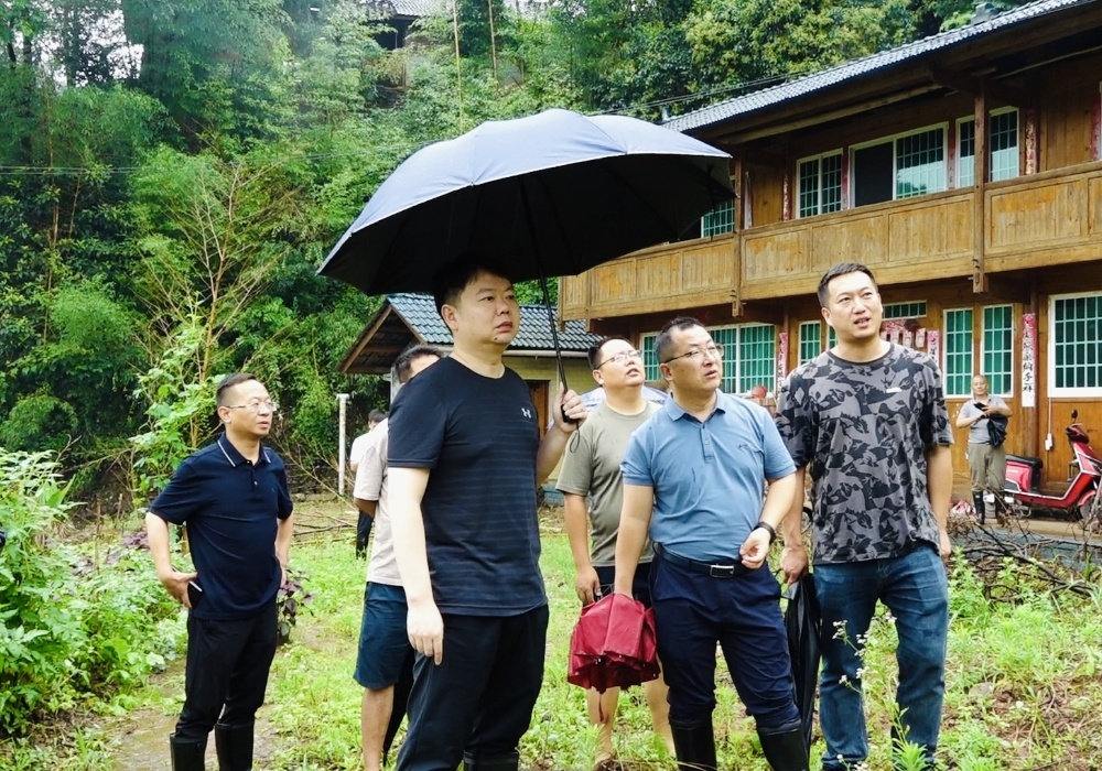 梁志平在晓坪乡、楠木坪镇督导防汛救灾工作时强调 强化值班值守 全面排查隐患 确保安全度汛