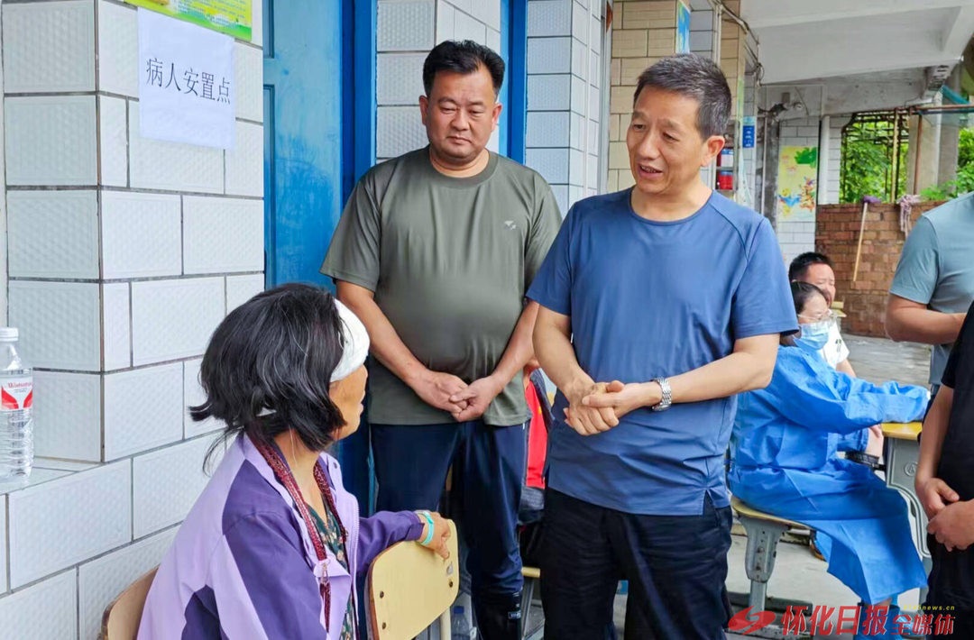 许忠建在沅陵县五强溪镇调度抗灾救灾工作