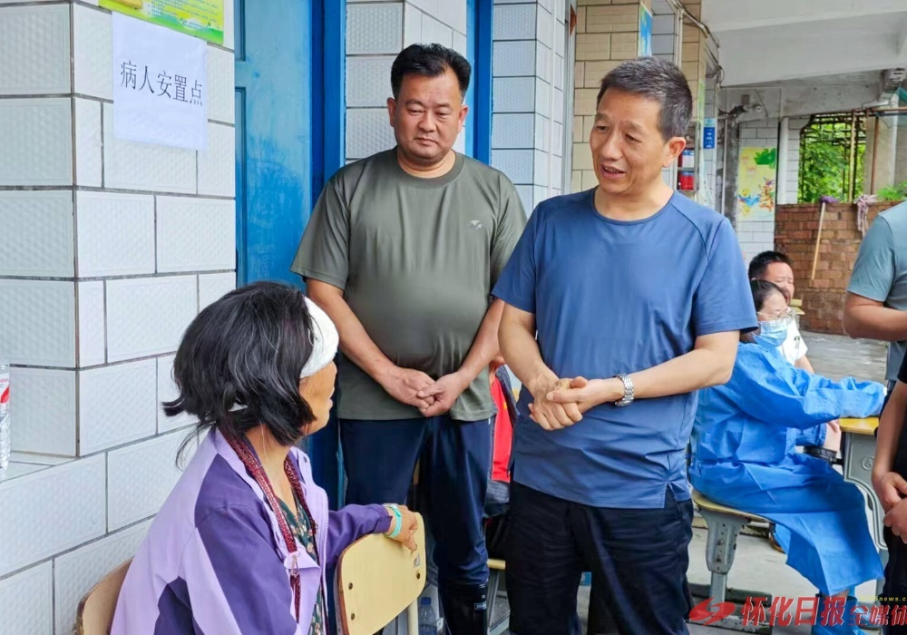 许忠建在沅陵县五强溪镇调度抗灾救灾工作