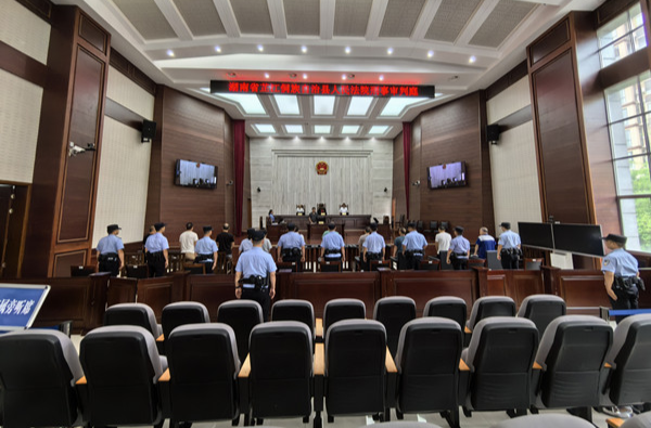 芷江人民法院公开宣判一起贩卖毒品、洗钱、容留他人吸毒案，黄某钧等十人获刑