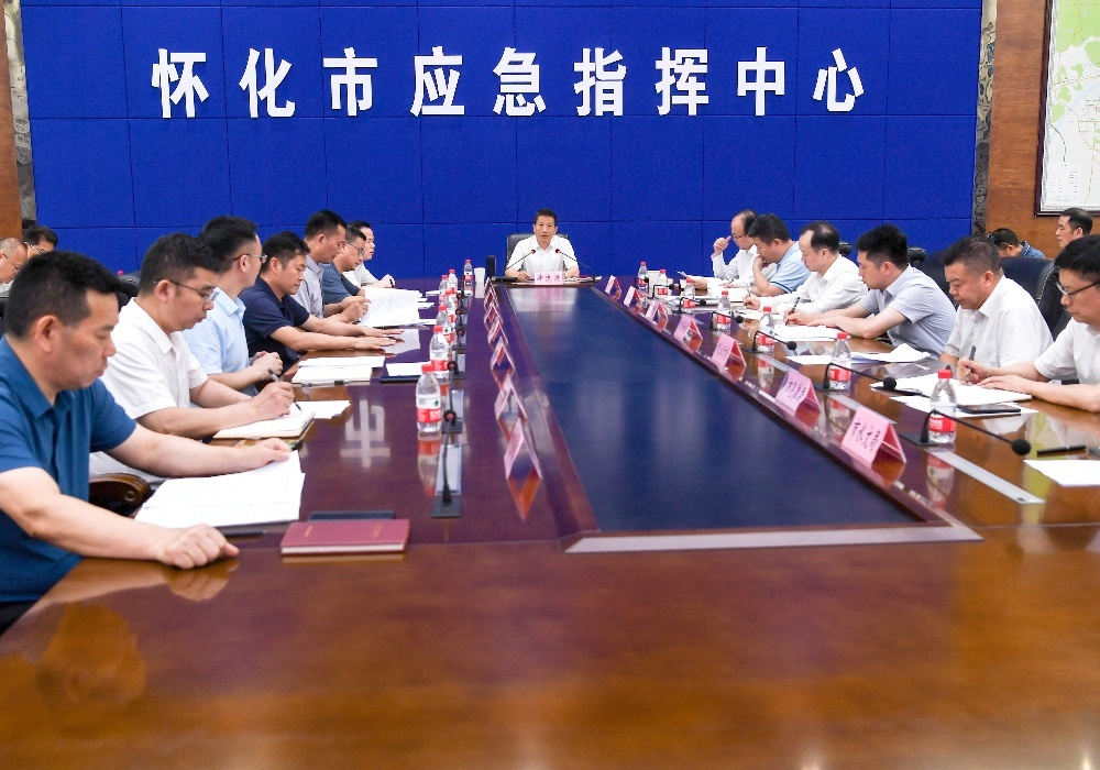 许忠建主持召开防汛抗灾形势研判和工作调度会
