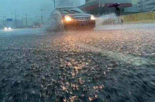 暴雨中受损的车辆，车险怎么赔？
