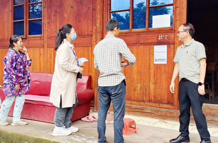 芷江镇曲溪垅村：成功避险！滑坡土石冲入厨房