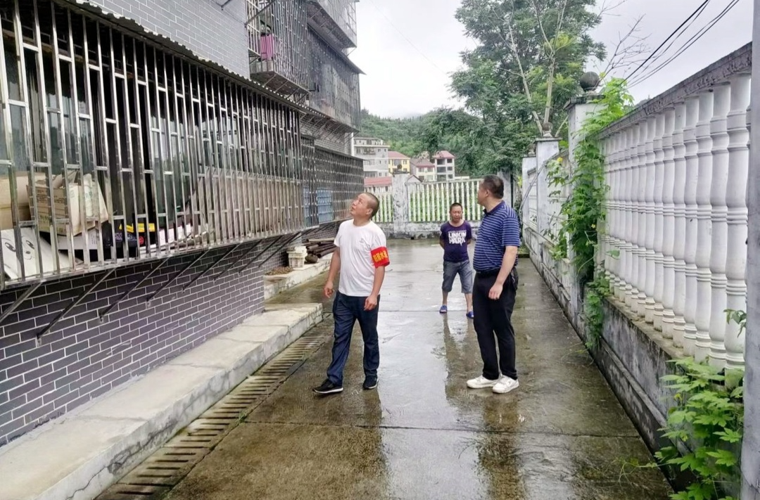新店坪镇：防汛不松懈 守护易地搬迁群众生命财产安全