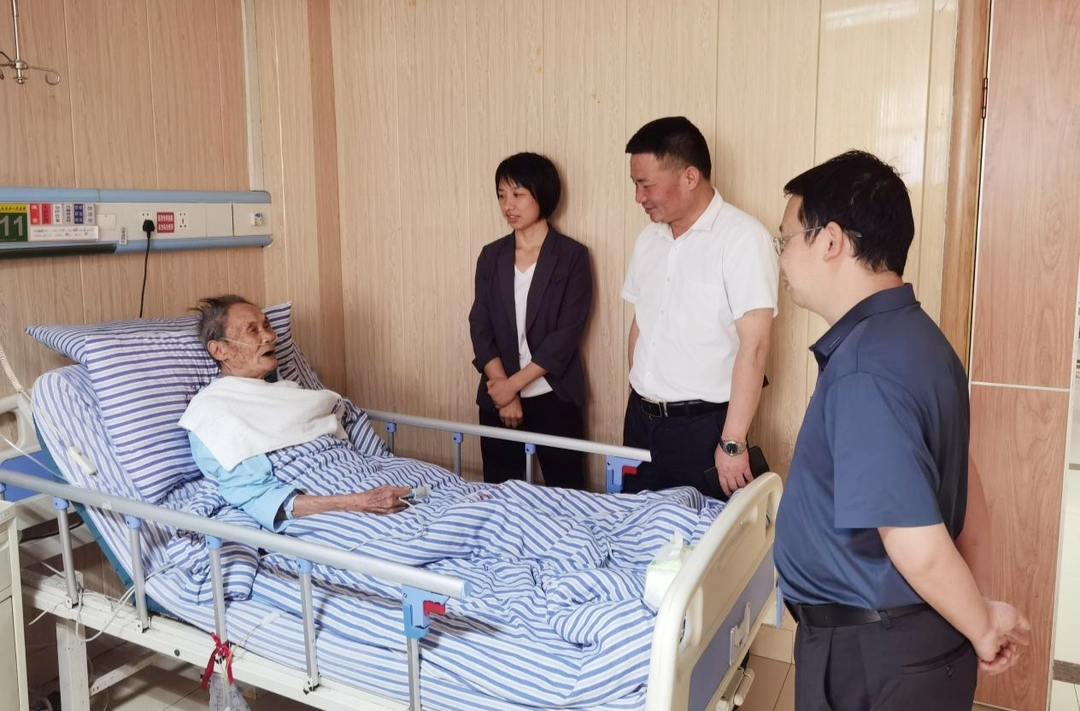 七一送温暖 关怀暖人心