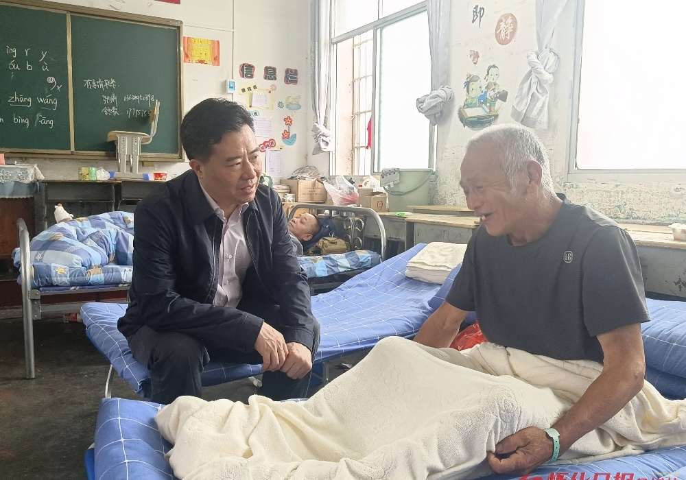黎春秋在沅陵督导检查防汛抗灾工作
