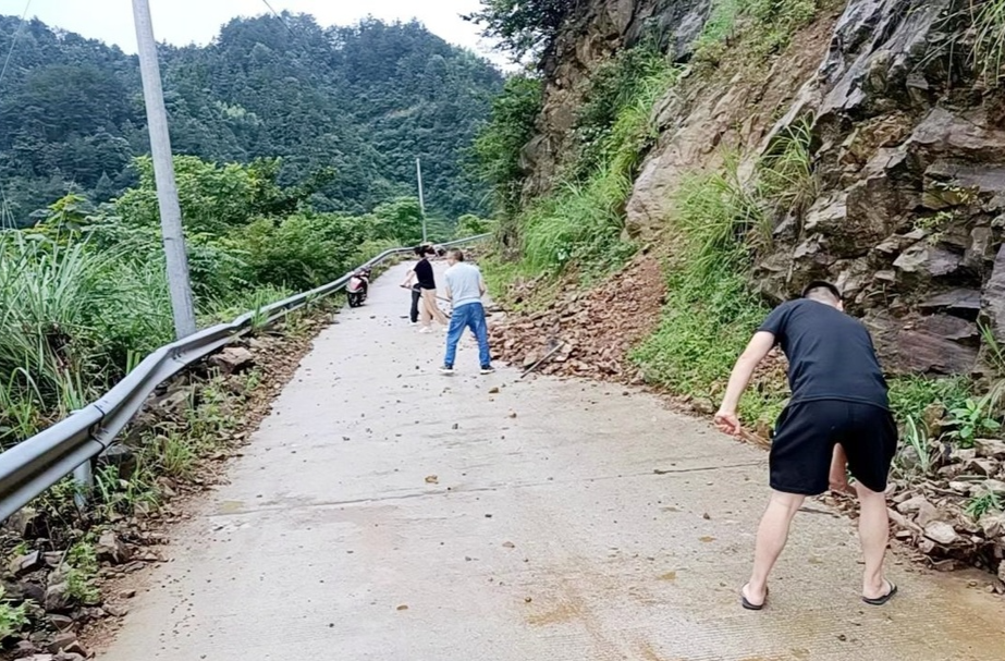 新店坪镇：加强汛期隐患排查 确保道路安全畅通