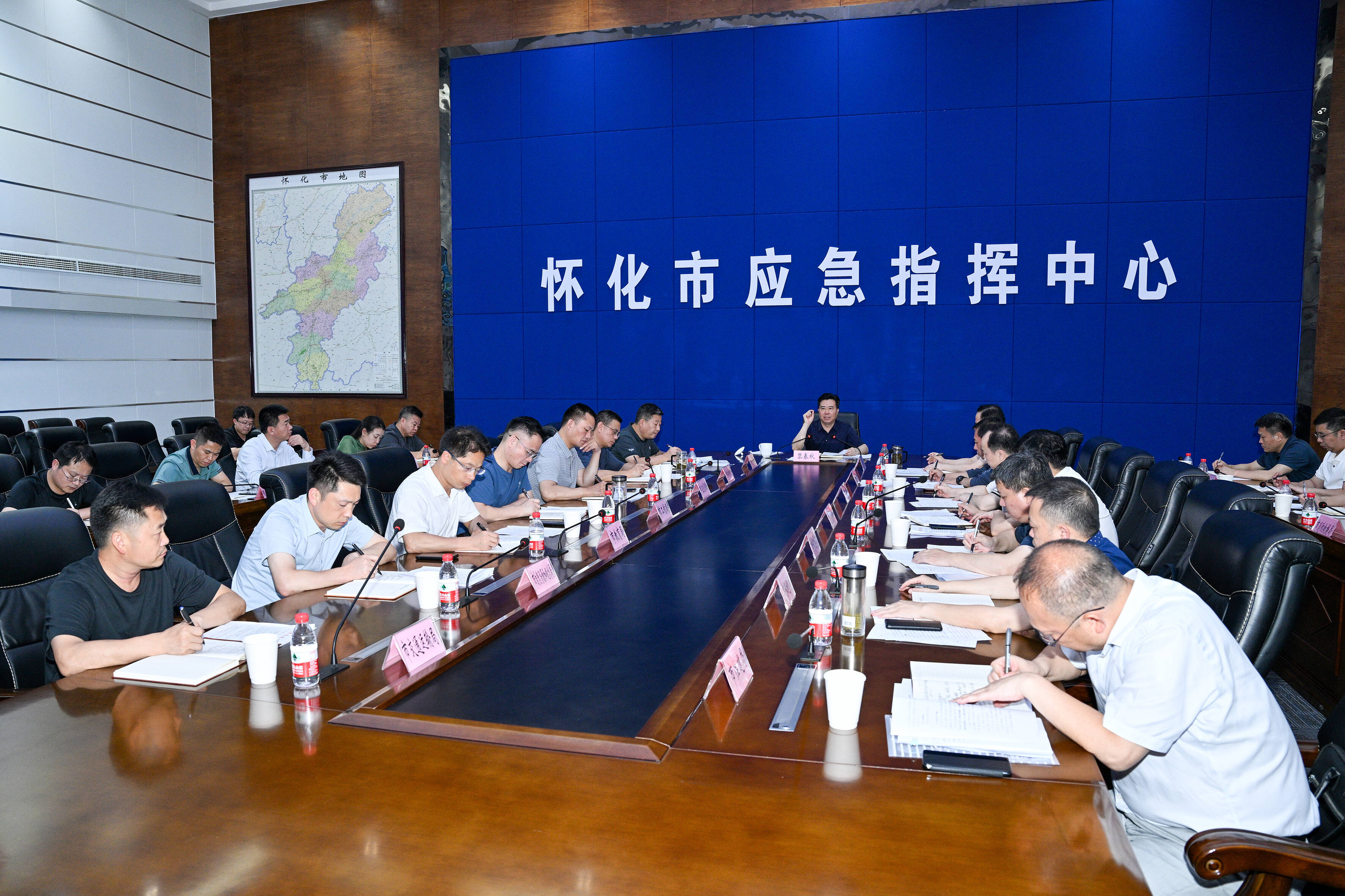 黎春秋主持召开防汛抗灾形势研判和工作调度会时强调：全力迎战入汛以来最大洪峰和最强灾害风险