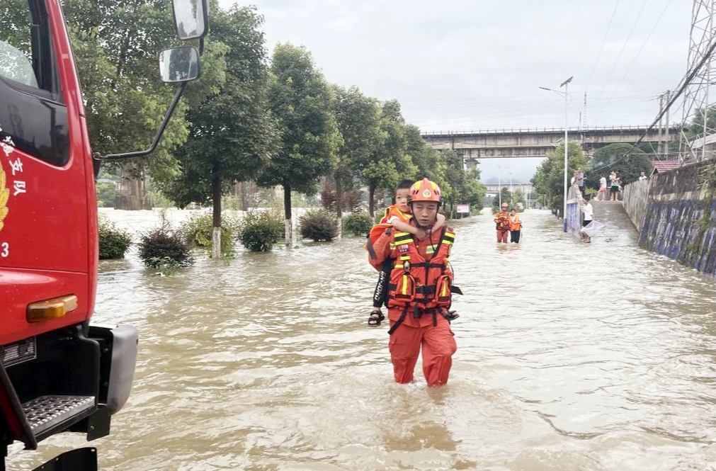 洪水侵袭！芷江消防持续救援中