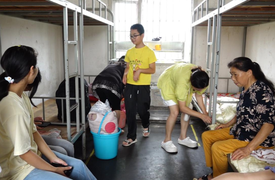 洪峰过境 芷江迅速转移安置群众 确保生命安全