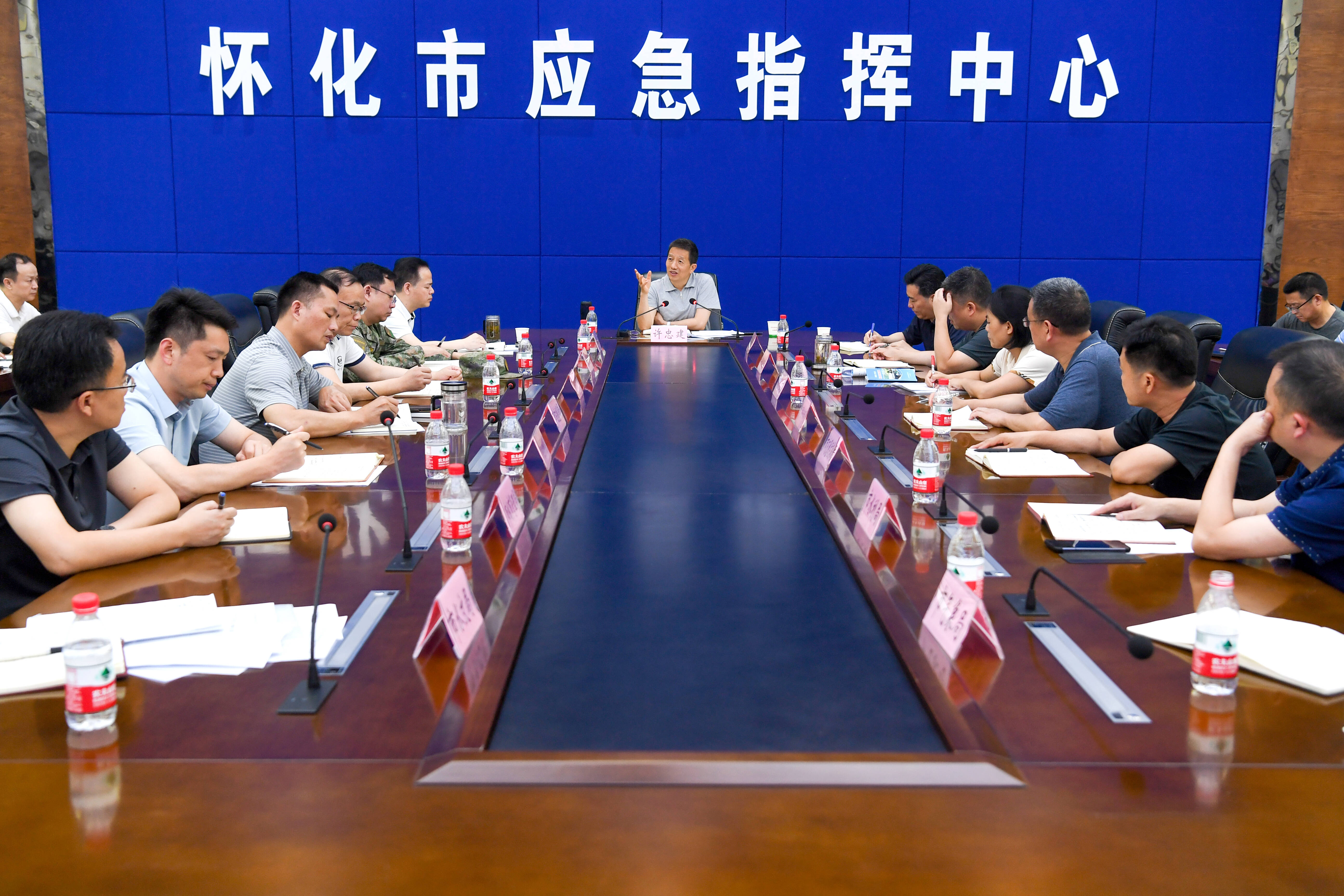 许忠建主持召开舞水干流洪峰过境安全防范应对工作紧急调度会