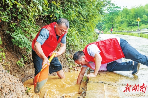 众志成城保安澜——湖南广大党员干部防汛一线冲锋在前
