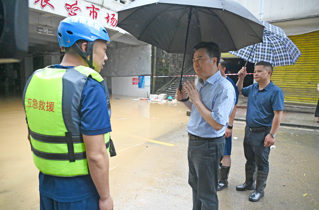 黎春秋在芷江洪江区洪江市督导检查防汛抗灾工作