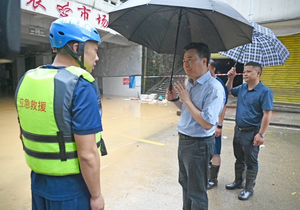 黎春秋在芷江洪江区洪江市督导检查防汛抗灾工作
