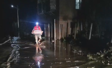 新店坪镇：应对洪峰 守夜保粮