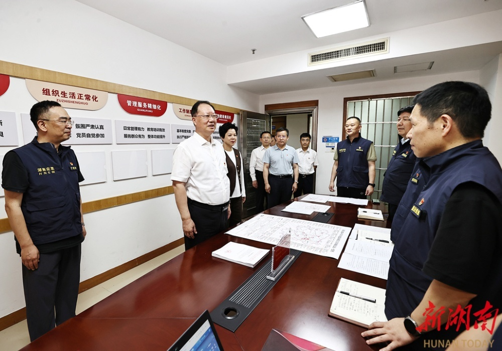 毛伟明在省防汛办慰问党员干部并会商防汛抗灾工作