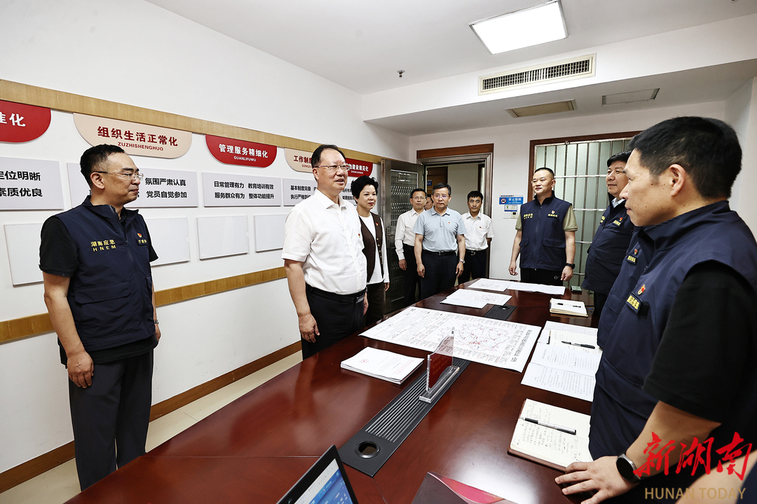 毛伟明在省防汛办慰问党员干部并会商防汛抗灾工作