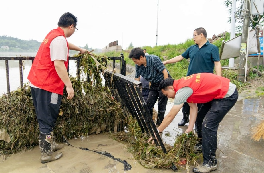 芷江：洪峰过境水位下降 清淤消杀工作有序进行