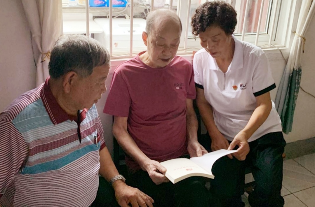 芷江一中开展“七一”慰问老党员活动