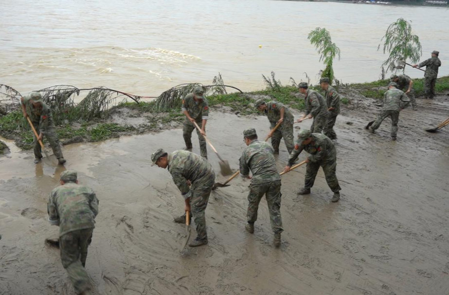 芷江：民兵紧急集结 全力投入受灾现场清淤工作