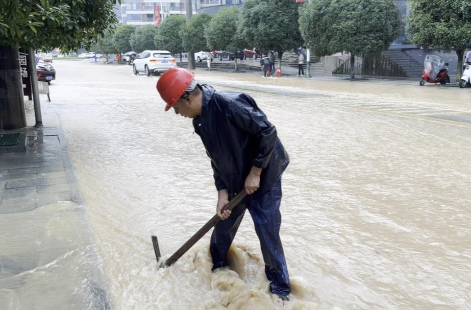 ​芷江：暴雨突袭 城管部门紧急疏通保畅