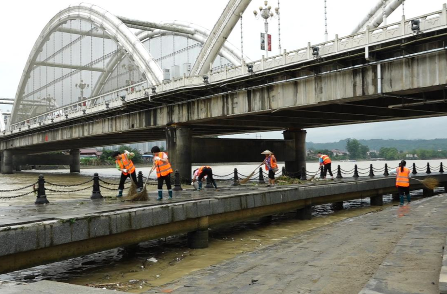 水位下降后 芷江城管组织开展沿河清淤恢复工作