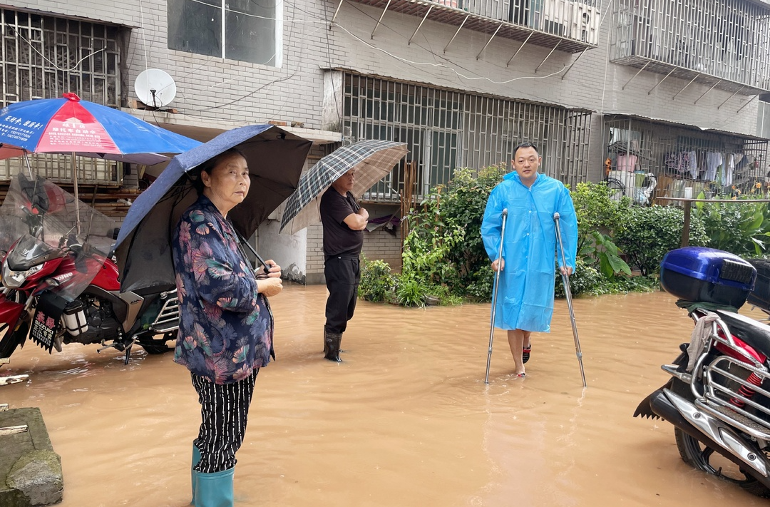 芷江镇：暴雨导致内涝 干部紧急出动转移群众