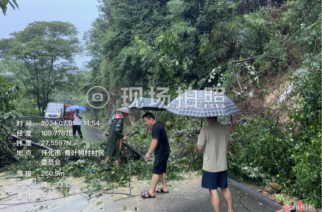 牛牯坪乡：清理道路塌方 确保道路通畅