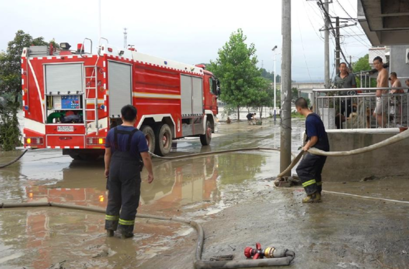 ​芷江：洪峰下降 消防全力救援助力恢复家园