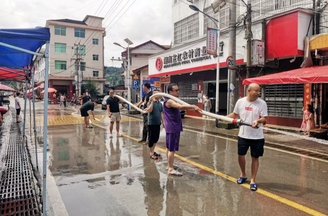 冷水溪乡：全力以“复”，开展汛后环境整治行动