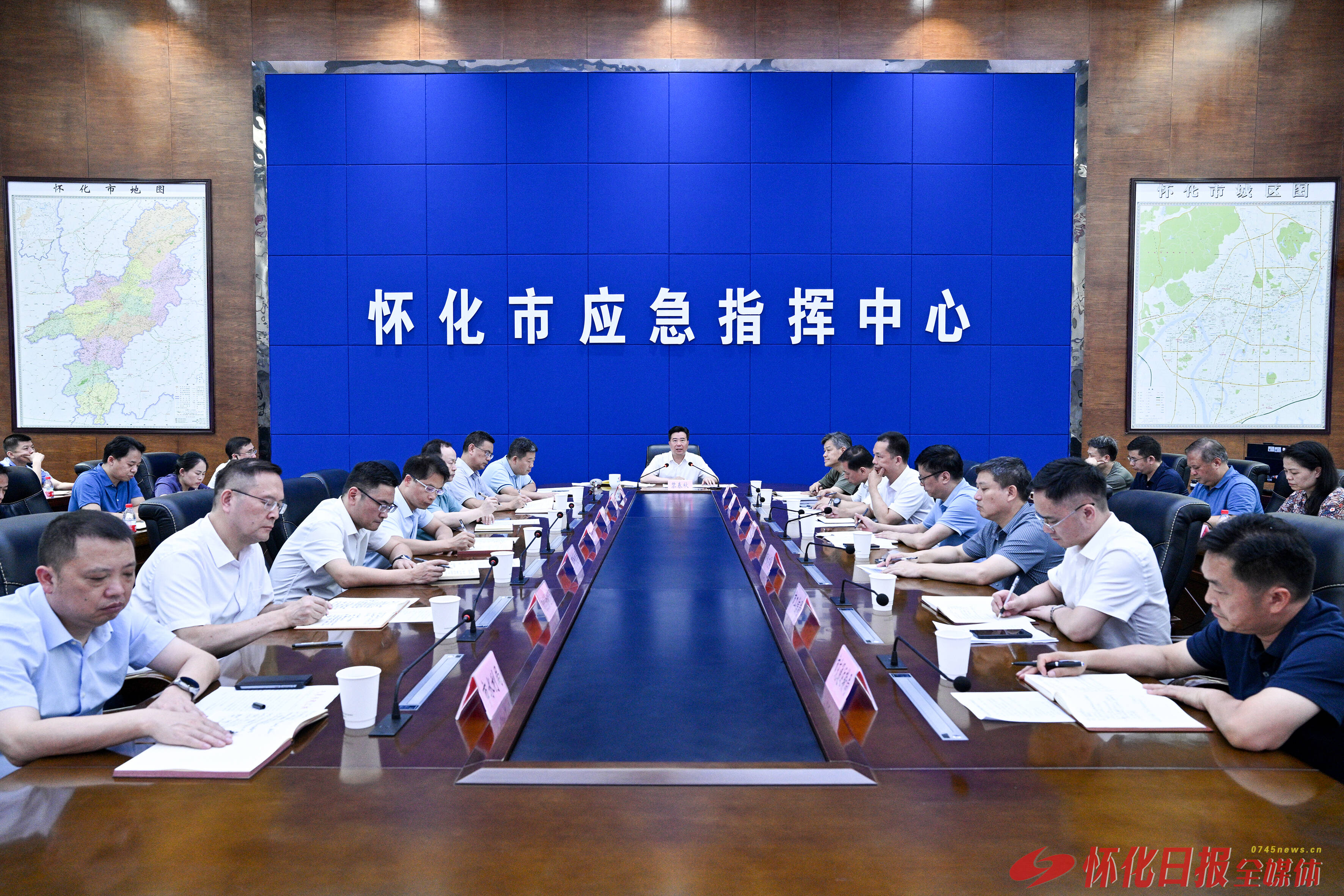 ​黎春秋主持召开防汛抗灾形势研判和工作调度会