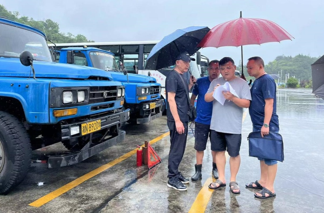 芷江道路运输服务中心全力以赴防汛保畅通